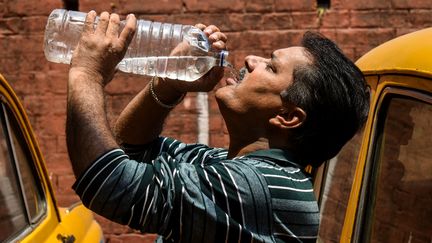 Un homme se désaltère lors d'une vague de chaleur à Calcutta (Inde), le 21 avril 2024. (SUDIPTA DAS / NURPHOTO / AFP)