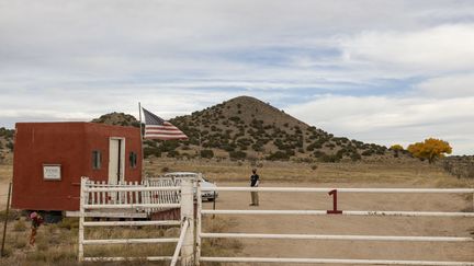 Un agent de sécurité surveille l'entrée du ranch oùétait tourné le film "Rust"&nbsp;au Nouveau-Mexique (Etats-Unis),&nbsp;le 23 octobre 2021. (MOSTAFA BASSIM ADLY / ANADOLU AGENCY / AFP)