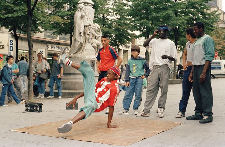 [Les Atomic Breakers place de la Sorbonne Paris 6e, été 1987.]&nbsp; Marc Terranova :&nbsp;"De gauche à droite, au premier plan au sol il y a Sulee B, puis Jeepcool, Jean-Yves, Maka spécialiste en "Electric Boogie", Steevy et Starr.&nbsp;Venus&nbsp;de leur banlieue, ils s'étaient rendus dans un quartier parisien étudiant et bourgeois pour faire des démonstrations de breakdance et de smurf. Mais les gens n'y connaissaient rien à l'époque. S'ils avaient été chez eux, ils auraient mis le feu à la place, d'autres danseurs seraient venus les défier et ça se serait terminé en "battle" (pacifique). Avec le recul, en regardant cette photo, je me demande ce qu'ils étaient venus chercher là avec leur bout de linoléum et leur magnéto. Une quête de reconnaissance ? En tout cas je ne me souviens pas de les avoir vus faire la quête, comme cela se faisait à New York." (MARC TERRANOVA)