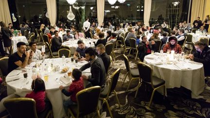 Des réfugiés participent à un réveillon de Noël organisé par une fondation à Amsterdam (Pays-Bas), le 27 décembre 2016. (BART MAAT / AFP)