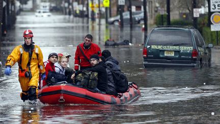 Les autorit&eacute;s locales des Etats de New York, du New Jersey, de Pennsylvanie, de Virginie occidentale et de Caroline du Nord ont fait &eacute;tat mardi de treize morts. Ces&nbsp;morts sont souvent li&eacute;es aux chutes d'arbres provoqu&eacute;es par les rafales de vent. (ADAM HUNGER / REUTERS )