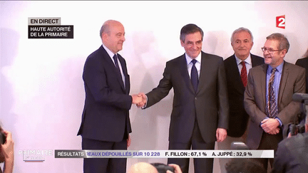 Alain Juppé et François Fillon apparaissent&nbsp;ensemble, au siège de la Haute Autorité de la primaire de la droite, à Paris, le 27 novembre 2016. (FRANCE 2)