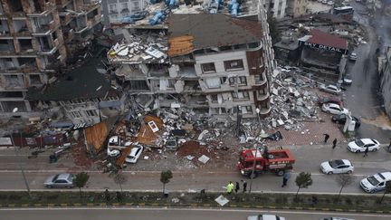 Une vue aérienne d'un immeuble à Hatay (Antioche) après le séisme survenu en Turquie, le 6 février 2023. (AFP)