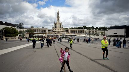 Les pélerins&nbsp;pourront prendre place sur la gigantesque esplanade au pied de la basilique de Fatima afin d'assister à une prière publique et une bénédiction du pape François. (PATRICIA DE MELO MOREIRA / AFP)