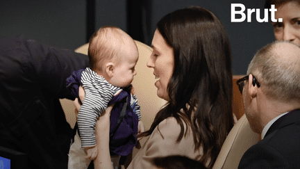 C’est la première fois qu’une cheffe d’État ou de gouvernement vient à l’Assemblée générale des Nations unies avec son bébé. Et c’est son père qui le gardait…