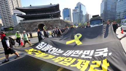 A Seoul (Cor&eacute;e du Sud), le 1er mai a &eacute;t&eacute; marqu&eacute; par un d&eacute;fil&eacute; &agrave; la m&eacute;moire des victimes du "Sewol", le ferry qui a coul&eacute;. "La Cor&eacute;e du Sud coule, la pr&eacute;sidente Park Geun-Hye doit partir", scandent les manifestants. (JUNG YEON-JE / AFP)