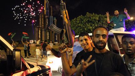 Les Libyens fêtent la libération de la ville de&nbsp;Benghazi, le 6 juillet 2017. (ABDULLAH DOMA / AFP)