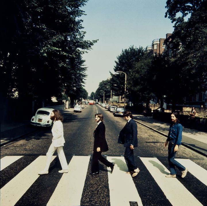 Une photo in&eacute;dite des Beatles traversant le passage pi&eacute;ton d'Abbey Road va &ecirc;tre mise aux ench&egrave;res, vendredi 18 mai 2012, &agrave; Londres. (IAN MACMILLAN)