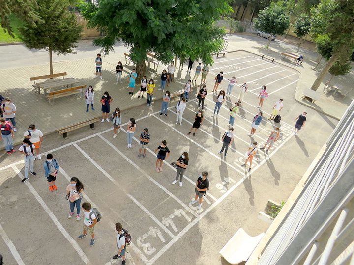 Distanciation sociale, même dans la cour, au lycée international Alexandre Dumas d'Alger (Algérie) (AEFE)