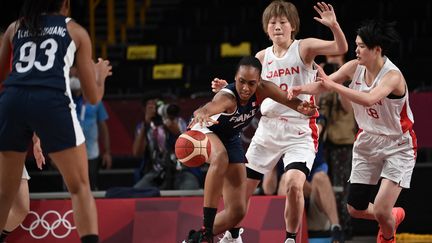 La pivot des Bleues, Sandrine Gruda, essaie de s'extirper de la défense rugueuse des Japonaises, mardi 27 juillet. (ARIS MESSINIS / AFP)