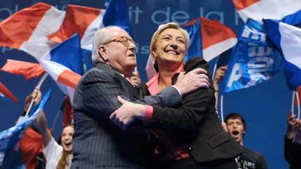 Jean-Marie et Marine Le Pen, pr&eacute;sident d'honneur et pr&eacute;sidente du Front national, le 30 mars 2012 &agrave; Nice (Alpes-Maritimes). (BORIS HORVAT / AFP)