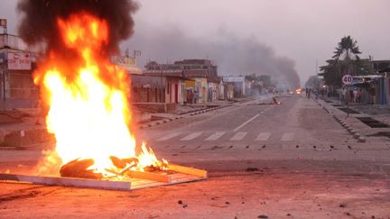 Des feux ponctuent les rues de Kinshasa (R&eacute;publique d&eacute;mocratique du Congo), le 10 d&eacute;cembre 2011. (HAN BING / XINHUA)