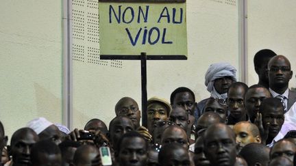 Des Maliens sont r&eacute;unis &agrave; Bamako (Mali), le 4 avril 2012, pour demander des armes afin de combattre les islamistes qui contr&ocirc;lent le nord du pays. (ISSOUF SANOGO / AFP)