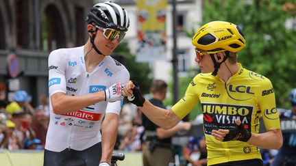 Les deux premiers du classement général du Tour de France, le Slovène Tadej Pogacar et le Danois Jonas Vingegaard, le 12 juillet 2023 à Clermont-Ferrand (Puy-de-Dôme). (THOMAS SAMSON / AFP)