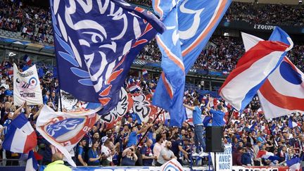 Les supporters des Bleus lors du match entre la France et le Danemark au stade de France, le 3 juin 2022.&nbsp; (JOSE BRETON / NURPHOTO / AFP)