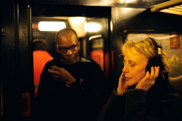 L'acteur Alex Descas et la réalisatrice Claire Denis lors du tournage de "35 rhums". (ALLOCINE / SOUDAINE COMPAGNIE)