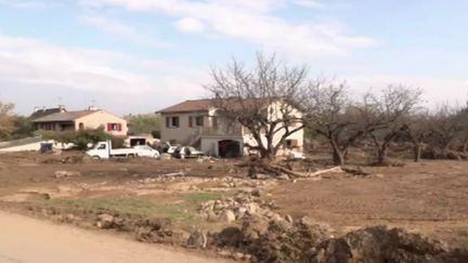 À Limony, en Ardèche, l’heure est au déblaiement des tonnes de gravats et de mobilier détruit, lundi 21 octobre. Le travail, titanesque, a débuté. (France 2)