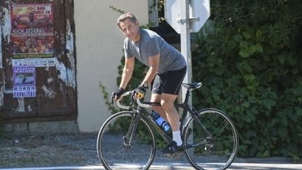 Nicolas Sarkozy fait du vélo au Lavandou, le 6 août 2010, durant ses vacances au Cap Nègre. (AFP - BERTRAND LANGLOIS)