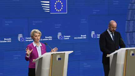 La présidente de la Commission européenne Ursula von der Leyen (à gauche) et le président du Conseil Charles Michel lors d’une conférence de presse commune à Bruxelles le 21 octobre 2022. (JOHN THYS / AFP)