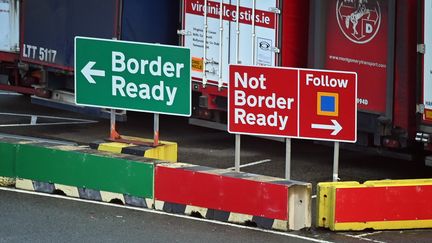 Signalétique installée dans les ports britanniques pour les transporteurs et voyageurs voulant se rendre en Irlande, le 2 janvier 2021 (illustration) (PAUL ELLIS / AFP)