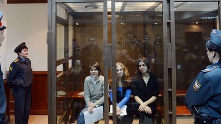 Les Pussy Riot dans leur cage en verre, mercredi matin à Moscou
 (NATALIA KOLESNIKOVA / AFP)