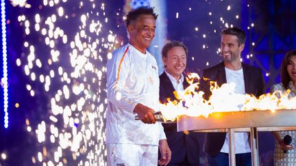 Yannick Noah allume le chaudron olympique sur le parvis de l'Hôtel de Ville de Paris, le 14 juillet 2024. (MAXPPP)