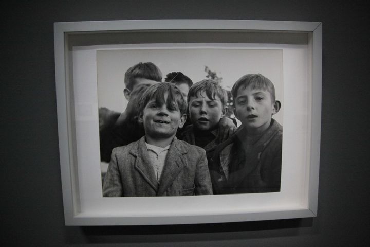 Une photographie de Sabine Weiss, dans l'exposition "Sabine Weiss, Les villes, la rue, l'autre" au Centre Pompidou, le 18 juin 2018 (GINIES / SIPA)