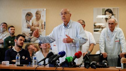 Le professeur&nbsp;André Grimaldi prend la parole le 14 janvier 2020 lors d'une conférence de presse du Collectif Inter-Hôpitaux. (THOMAS SAMSON / AFP)