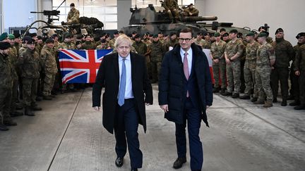 Le Premier ministre britannique, Boris Johnson, et son homologue polonais,&nbsp;Mateusz Morawiecki, à Varsovie, jeudi 10 février 2022.&nbsp; (AFP)