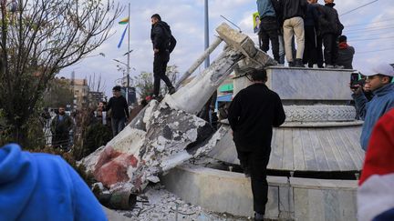 Des Kurdes syriens déboulonnent, eux aussi, une statue de l'ancien président Hafez al-Assad dans la ville de Qamishli, dans le Kurdistan syrien, le 8 décembre 2024. (DELIL SOULEIMAN / AFP)