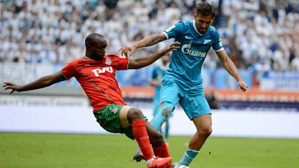 Lassana Diarra (left) in the colors of Lokomotiv Moscow against Zenit, May 4, 2014. (SEFA KARACAN / AFP)