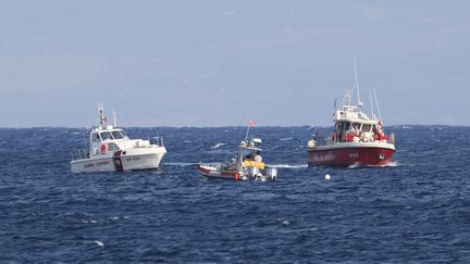 Des efforts de recherches et de sauvetage des équipes de commandement des garde-côtes italiens après le naufrage d'un yacht, au large de Palerme, en Sicile (Italie), le 19 août 2024. (ALBERTO LO BIANCO / ANADOLU / AFP)