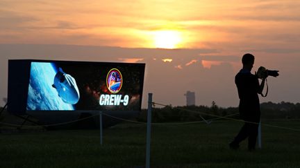 Un panneau annonçant la mission spatiale Crew-9 sur la base de Cap Canaveral, en Floride (Etats-Unis), le 28 septembre 2024. (GREGG NEWTON / AFP)