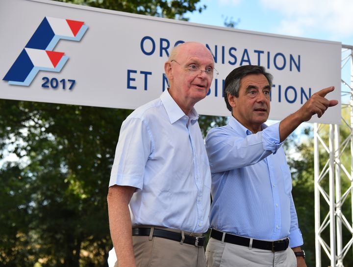 Patrick Stefanini et François Fillon, le 28 août 2015 à Sablé-sur-Sarthe. (JEAN-FRANÇOIS MONIER / AFP)