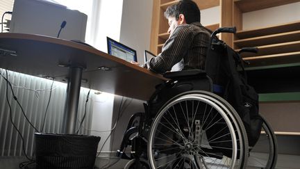 Un travailleur handicapé. (MYCHELE DANIAU / AFP)