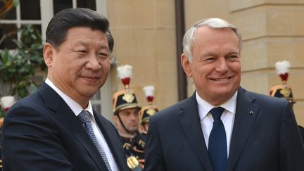 Le pr&eacute;sident chinois Xi Jinping et le Premier ministre Jean-Marc Ayrault, &agrave; Paris, le 27 mars 2014. (MUSTAFA YALCIN / ANADOLU AGENCY / AFP)