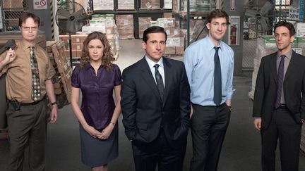 Steve Carrell (au centre) et John Krasinski (deuxième à droite), les deux stars de la série "The Office", série disponible sur Prime Video. (NBC)