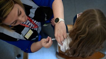 La campagne de vaccination contre le papillomavirus dans le collège Théodore-Monod à Vern-sur-Seiche (Ille-et-Vilaine), le 9 octobre 2023. (DAMIEN MEYER / AFP)