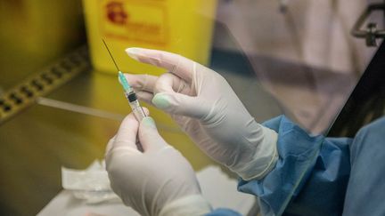 Un vaccin expérimental contre le virus du sida à Shoshaguve, près de Pretoria, le 30 novembre 2016. (MUJAHID SAFODIEN / AFP)