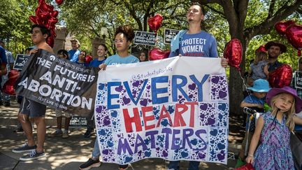 Des militants anti-avortement, rassemblés devant le Parlement du Texas, en mai 2021, à Austin (Etats-Unis). (SERGIO FLORES / GETTY IMAGES NORTH AMERICA / AFP)