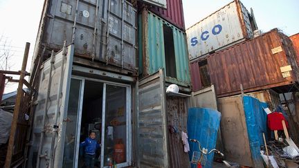 Les migrants s’entassent dans des sortes de bidonvilles fait s de containers ou dans des dortoirs aménagés spécialement pour eux à l’intérieur des usines. Tous restent donc proches de leur lieu de travail.

Si cette vie en communauté peut entraîner une forte solidarité, elle les coupe des autres populations urbaines. (REUTERS/Aly Song)