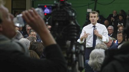 Emmanuel Macron à&nbsp;Grand Bourgtheroulde, en Normandie, le 15 janvier 2019. (DANIEL FOURAY / MAXPPP)