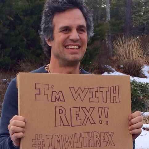 L'acteur Mark Ruffalo porte une pancarte avec le hashtag #ImWithRex, qui réunit les écologistes et les opposants au gaz de schiste sur twitter. (DR)