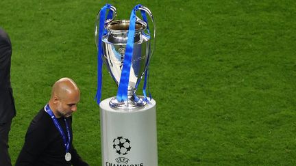 Pep Guardiola passe au pied de la Ligue des champions après la défaite de Manchester City en finale contre Chelsea, le 29 mai 2021. (MICHAEL STEELE / POOL)