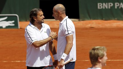 Henri Leconte et Guy Forget lors de leur victoire au Trophée des Légendes, le 7 juin 2015 à Roland-Garros. (MAXPPP)