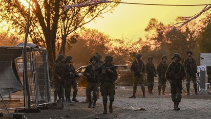 Des soldats israéliens en patrouile après des attaques du Hamas contre différents kibbouz israéliens, le 12 octobre 2023. (ARIS MESSINIS / AFP)