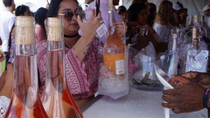 Selon une étude de marché réalisée par Wine Intelligence, 65% des millennials américains sont désormais considérés comme de gros buveurs de rosé.
 (CHARLOTTE OBERTI / RADIO FRANCE)