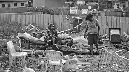 De l’autre côté de la clôture, la maison qu’elles habitaient auparavant à Kennedy Hill a été condamnée puis démolie. Jusqu’à aujourd’hui, ce camp est toujours utilisé par de nombreux sans-abri. (Ingetje Tadros)