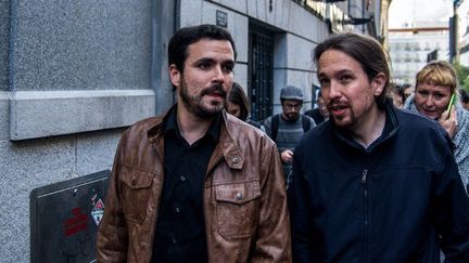 Alberto Garzon, leader d'Izquierda Unida, et Pablo Iglesias, leader de Podemos dans une rue de Madrid (Espagne), le 9 mai 2016. (Marcos del Mazo / citizenside)