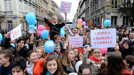 Des opposants au mariages des homosexuels d&eacute;filent &agrave; Bordeaux (Gironde), le 8 d&eacute;cembre 2012. (JEAN-PIERRE MULLER / AFP)